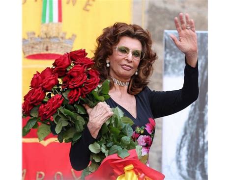 Dolce Gabbana Celebra A Napoli Anni Di Alta Moda Con Sophia Loren