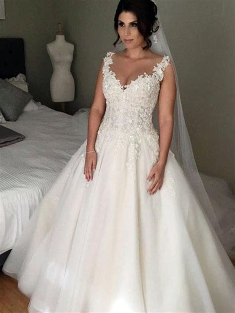 Welche brautkleid ausschnitte es gibt, was ihre besonderheiten sind und welcher der richtige für eure figur ist, all das und mehr erfahrt ihr in dieser übersicht. Duchesse-Linie V-Ausschnitt Tüll Hof-schleppe Brautkleider ...