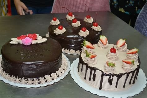 Kalau gambar tadi sebelum celup coklat, ni gambar selepas celup coklat. Aniz Baking Centre: Kursus Frozen Food dan Kek Coklat