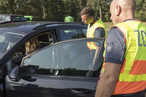 Zoll Und Polizei Kontrollieren An Grenzen Vier Festnahmen Und Zahlreiche Verstöße