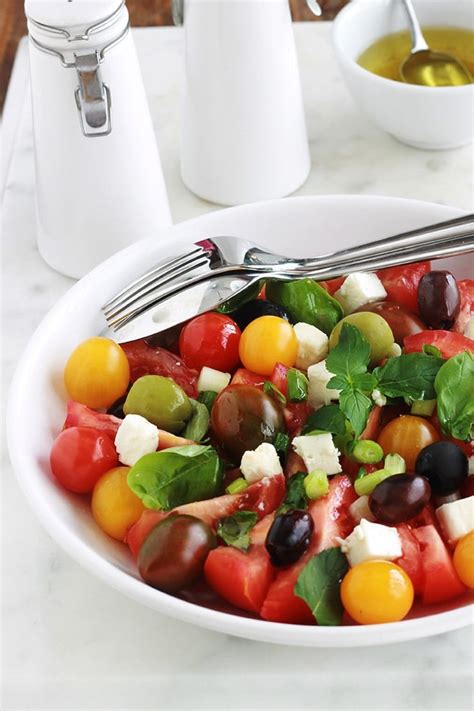 Salade De Tomates Feta Olives Et Basilic Cuisine Culinaire