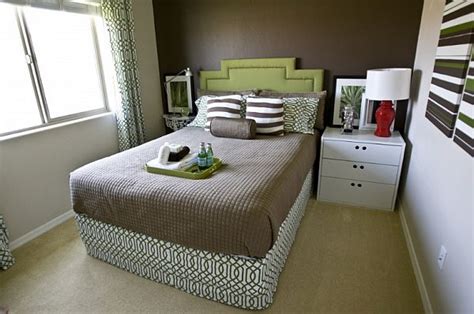 Tips To Arrange Furniture In A Small Bedroom ~ Small Bedroom