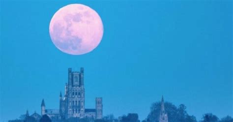 Définition de la super lune rose. Une énorme « super lune rose » éclairera le ciel la ...