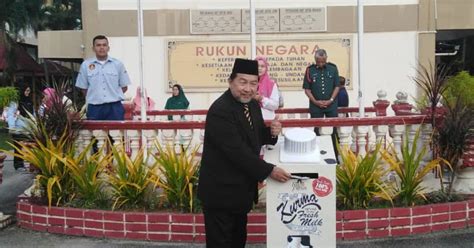 Tetapi karton telur hanya meminjamkan secara semula jadi untuk membuat bunga, dan ini adalah beberapa projek dia bukan sahaja menargetkan bahagian bandar yang betul, tetapi memilih malam untuk kitar semula kertas keluk semula jadi kotak membuat lengkung yang anda perlukan di sayap. SMK PERMATANG PASIR: Pelancaran kotak kitar semula Farm Fresh