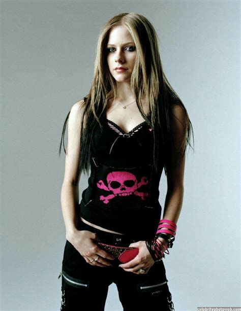 Avril Lavigne Singer And Songwriter Avril Lavigne Avril Lavigne Photos Emo Outfits For Girls
