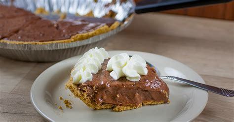 I bet they won't know it's low carb! Sugar Free Chocolate Cream Pie - Delicious Keto Chocolate ...