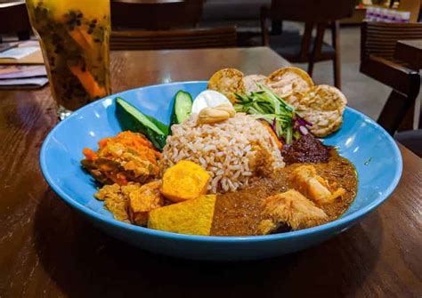 Instead of using coconut milk in its dish, the restaurant serves their bed of fluffy quinoa with tofu in vegetarian sambal sauce. KL's vegetarian restaurants are anything but boring | Grab MY