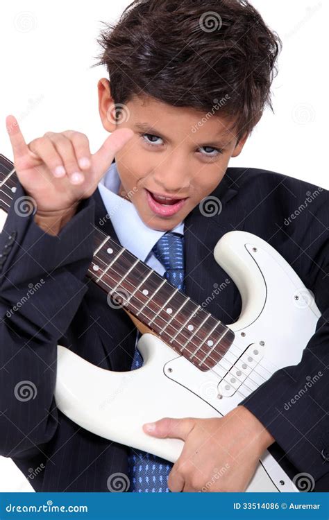 Un Niño Pequeño Que Toca La Guitarra Foto De Archivo Imagen De