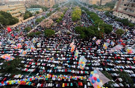 بالصور العين ترصد احتفالات المسلمين حول العالم بعيد الفطر