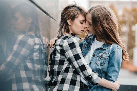 Giovani Coppie Lesbiche Che Abbracciano E Che Baciano Allaperto