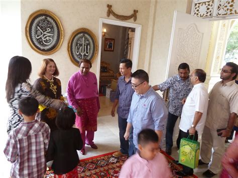 The enlargement fraction is then used in the particle shader to adjust the opacity so that the visible thickness of the particle remains the same. Kee Hua Chee Live!: TAN SRI DATUK SERI PANGLIMA ABDUL ...