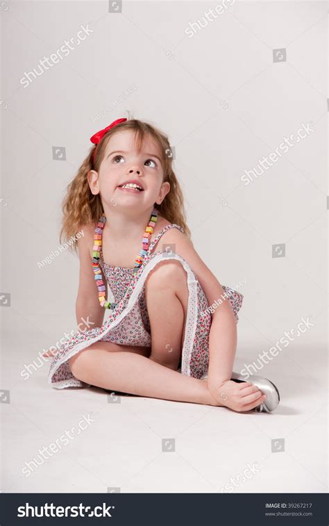 Portrait Cute Little Girl Sitting On Stock Fotografie 39267217