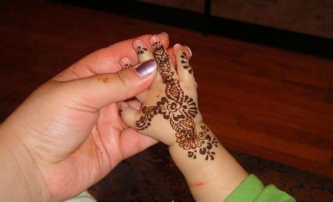 Simple kids mehndi designs for beginners. 42 Easy Mehndi Designs For Kids: Adoring The Hands Of ...