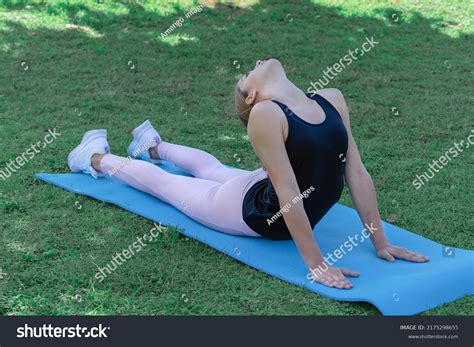 22 Afbeeldingen Voor Teen Girl Stretching Her Back In Yoga Pose Afbeeldingen Stockfoto‘s En