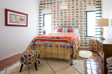 30 Beautiful Wallpapered Bedrooms