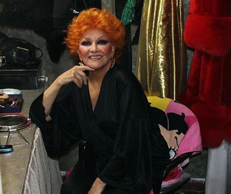 Mildred se enamora de un misterioso joven, que junto con ethel la engaña para entrar a la universidad. Murió la actriz y vedette Ethel Rojo a los 74 años ...