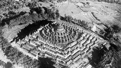 Candi Borobudur Teratai Di Tengah Danau