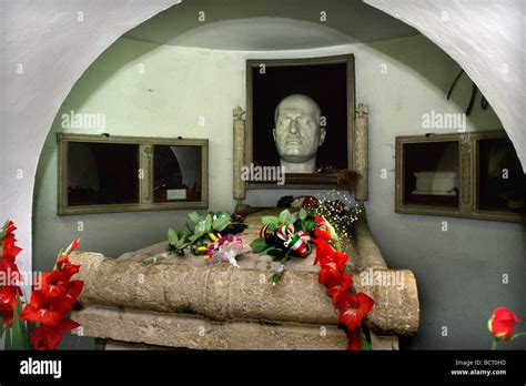 La Tombe De Mussolini à Predappio Forlì Italie Photo Stock Alamy