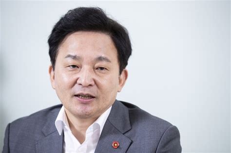 Jun 27, 2021 · 국민의힘 원희룡 제주도지사가 최근 복당한 홍준표 의원과 윤석열 전 검찰총장을 두고 공방전을 벌였다. 37년전 서울법대 운동권과 공부벌레…세 친구 야속한 운명 - 중앙 ...