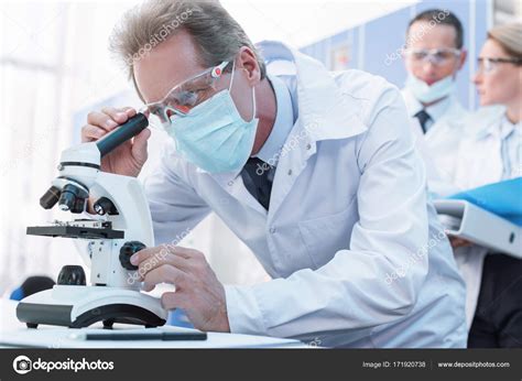 Um Cientista Trabalha Com As Espécies