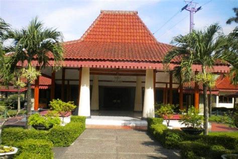 Pada zaman dulu, lokasi tinggal joglo adalah sebuah simbo. Nama- Nama Rumah Adat Jawa Barat | Gedubar.com