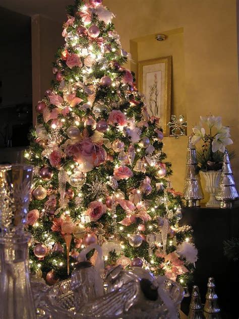 Soluzioni per la definizione *albero dai bei fiori bianchi* per le parole crociate e altri giochi enigmistici come codycross. 10 Idee per decorare l'albero di Natale con i fiori ...