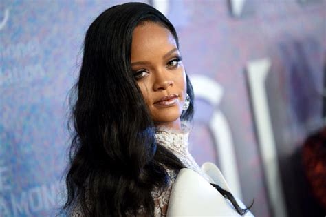 Rihannas Fenty Beauty Drops Geisha Chic Highlighter Say Reports