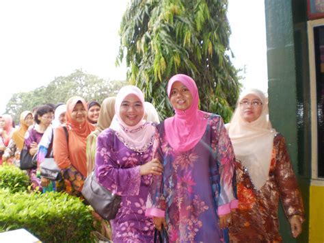 Rakyat malaysia juga saling menghormati dan bertanggungjawab dalam setiap tindakan. SMK TUN MUTAHIR : Mei 2010