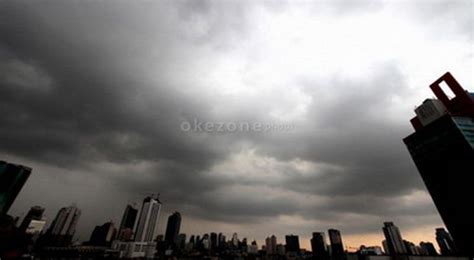 Batuk kering adalah salah satu gejala umum yang banyak dirasakan oleh pasien. Waspada Cuaca Buruk, Ini Dia Ciri-Ciri Terjadinya Hujan ...