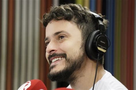 Sertanejo giovani fala após capotar carro e acredita ter sofrido 'apagão'. Fefito vai embora da rádio Jovem Pan: "Minha hora ia chegar"