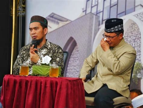 Ustadz Adi Hidayat - Biodata, Profil, Fakta, Umur, Agama, Istri, Karier