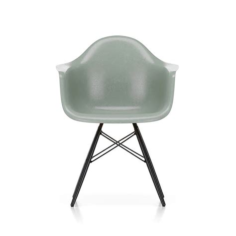 The armless version was harder to manufacture because the wider sides gave the piece stability. Vitra - Eames Fiberglass Armchair DAW | Sortlakeret ahorn ...