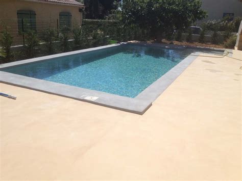 Si vous souhaitez créer votre plage de piscine en béton, vous n'êtes pas seul et pouvez vous faire accompagner dans vos projets. plage piscine en beton