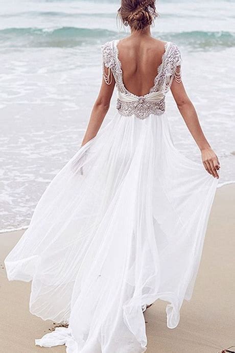 Banditi i tacchi, optate per un sandalo gioiello oppure scalze, incarnando l'autentico spirito libero del matrimonio in spiaggia. Vestiti da sposa matrimonio in spiaggia