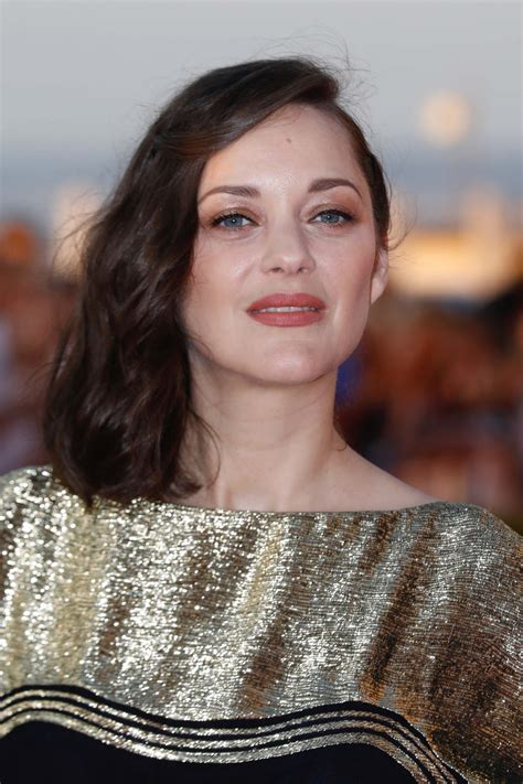 Dar in jurul lui sunt prea multe femei: Marion Cotillard - Cabourg Film Festival Closing Ceremony ...