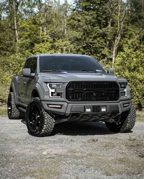 Ia tersedia dalam 6 warna, 7 varian, 2 mesin, dan manual dan automatic pilihan transmisi di malaysia. Ford Ranger Raptor Harga