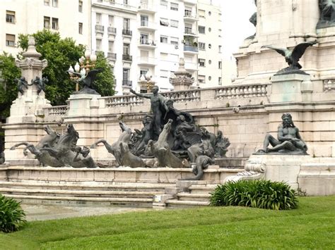 Fontaine Et Quadrige Monument Aux Deux Congrès Buenos Aires