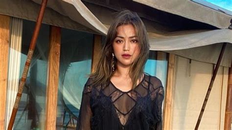 Jessica iskandar merupakan artis dari berbagai artis yang mendapatkan julukan hot mama. Jessica Iskandar Seksi Pakai Baju Transparan, Vicky ...