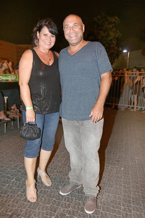 הכל החל במהלך החורף האחרון עת אביתר בנאי הגיע לאולפנו של תמיר מוסקט עם כמה רעיונות, טקסטואליים, מוזיקאליים. לא עוצרת בהיריון: נינט טייב נותנת ברוק