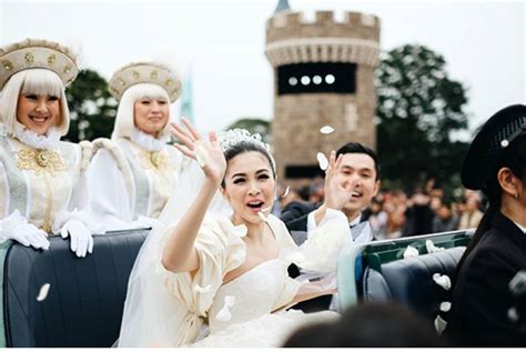 14 Foto Pernikahan Sandra Dewi Harvey Moeis Di Disneyland Bikin