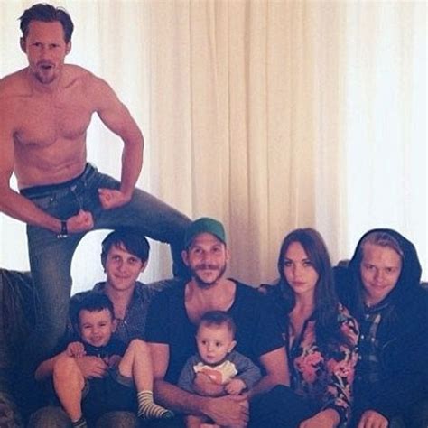 Daraufhin leistet skarsgård seinen militärdienst ab und studiert zunächst an der leeds metropolitan universität in england. Alexander Skarsgard zeigt Muskeln im lustigen Familien ...
