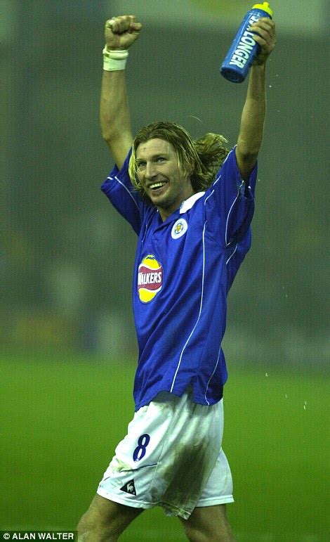 Ob das spiel eigentlich schon 10 sekunden vorher hätte abgepfiffen werden müssen, ist uns eigentlich. Rio Ferdinand and Robbie Savage exclusive interview - on ...