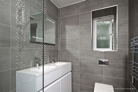 LUXURY ENSUITE IN GREY AND WHITE