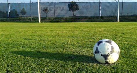 Menurut fifa, ukuran lapangan sepakbola yang sering dipakai adalah 105x68 m atau seluas 7140 m. √ Peraturan Sepak Bola FIFA (WAJIB PAHAM) - Pakar Dokumen