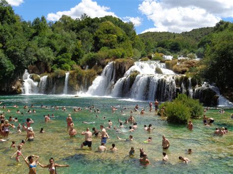 Vrlo blizu, šesnaestak kilometara nizvodno. File:Nacionalni park Krka - kupači.jpg - Wikimedia Commons
