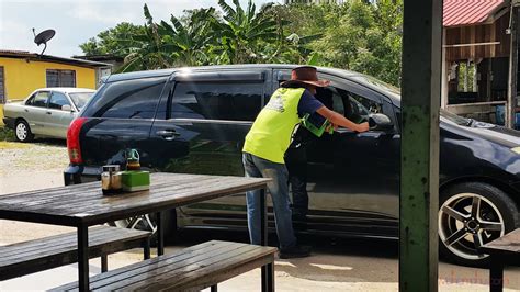 Saya test dengan meletakkan hos dan curahkan air ditempat cermin hadapan air mengalir masuk ke dalam.saya terpaksa buka semua karpet , seat sendiri untuk dicuci kerana kotor dengan bau masam.menimbulkan bau. Hogoh De Coco Paya Pulai Drive Thru Boleh Duduk Makan Pun ...