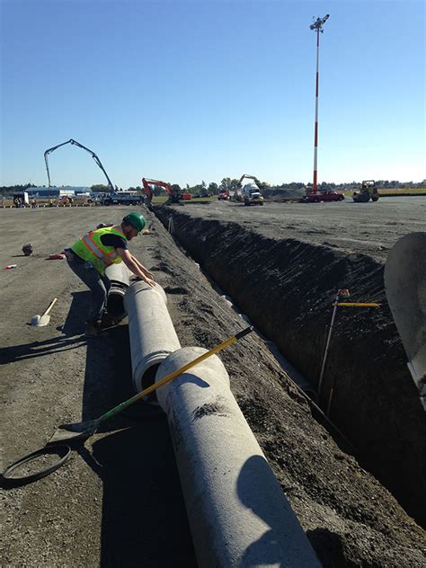 Asphalt paving co, baxter, vic. Paving around live traffic at Victoria International ...