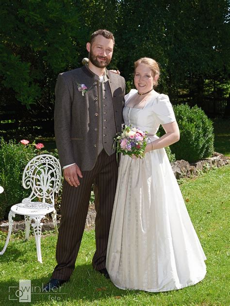 Das klassische dirndl weist einen langen rock von ca. Trachtenhochzeit - Chiemgau Trachten#trachtenhochzeit # ...
