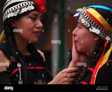 una niña indígena mapuche llora cuando cien mujeres indígenas de 20 países del continente