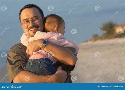 Padre Que Abraza A La Hija Pequeña Foto De Archivo Imagen De Gente